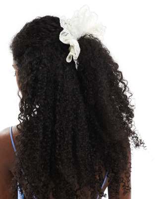 Monki - Scrunchie aus Häkelware und Spitze in Wollweiß