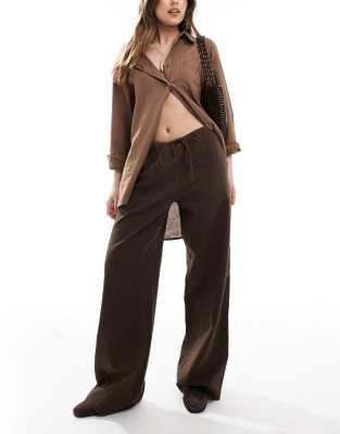 Monki - Seersucker-Hose in Braun mit weitem Bein und Kordelzug
