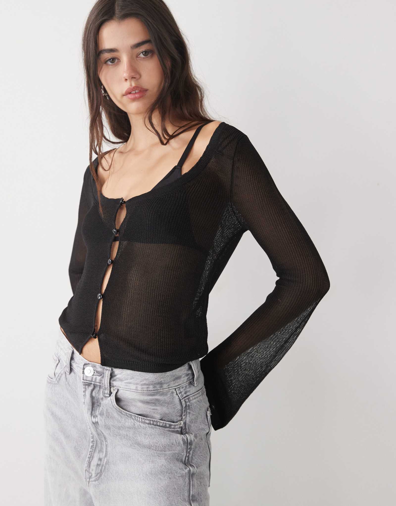 Прозрачный приталенный кардиган Monki черного цвета на пуговицах спереди