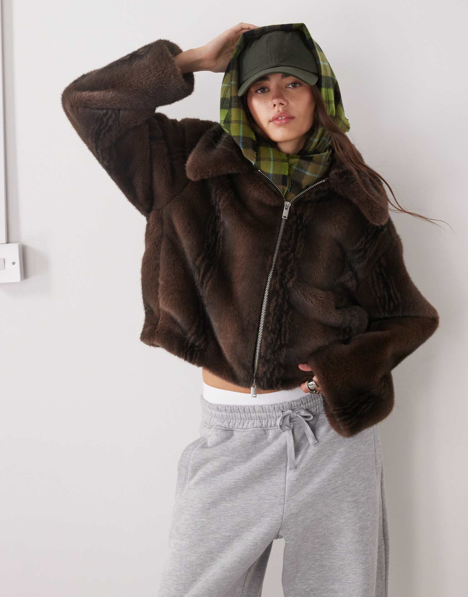 Короткая куртка из искусственного меха Monki шоколадно-коричневого цвета