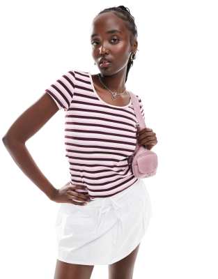 Monki short sleeve fitted top with scoop neck in burgundy stripe-Red