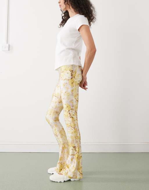 Monki - Smalle flare-broek met bloemenprint in geel, 2 van 5