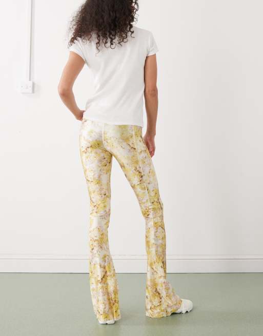 Monki - Smalle flare-broek met bloemenprint in geel, 3 van 5