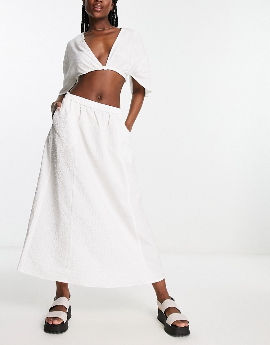 solid jacquard flower midi skirt in white-Multi