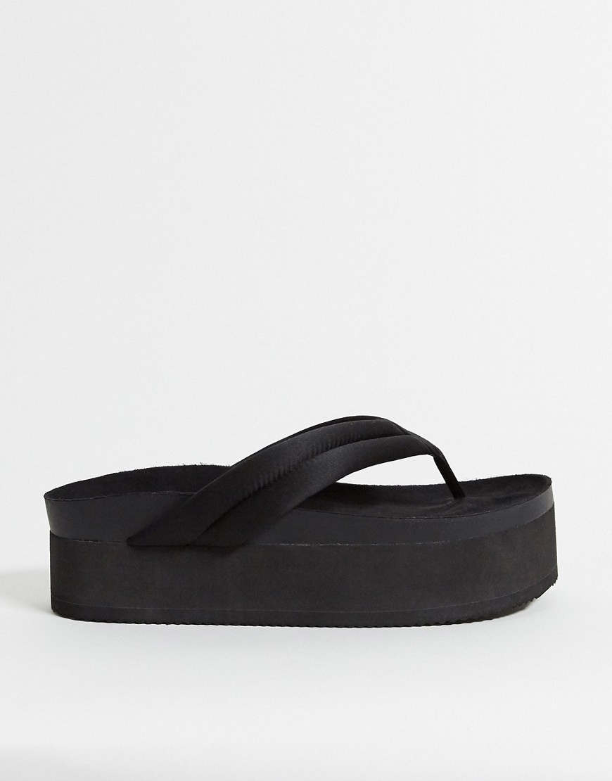 Monki – Sophie – Svarta flatform-sandaler i återvunnen polyester med tårem