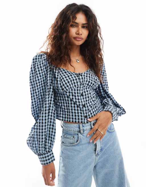 Monki - Sort, blå og langærmet bluse i seersucker med knapper fortil og gingham-tern