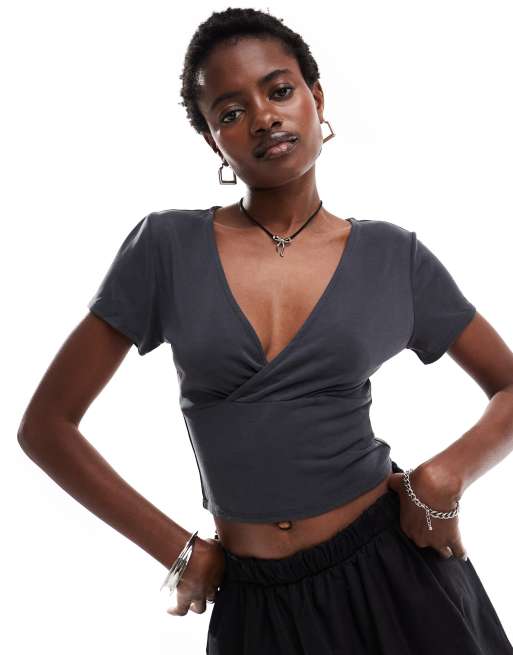 Monki - Sort croptop med slå-om-snit foran og korte ærmer i superblødt stof
