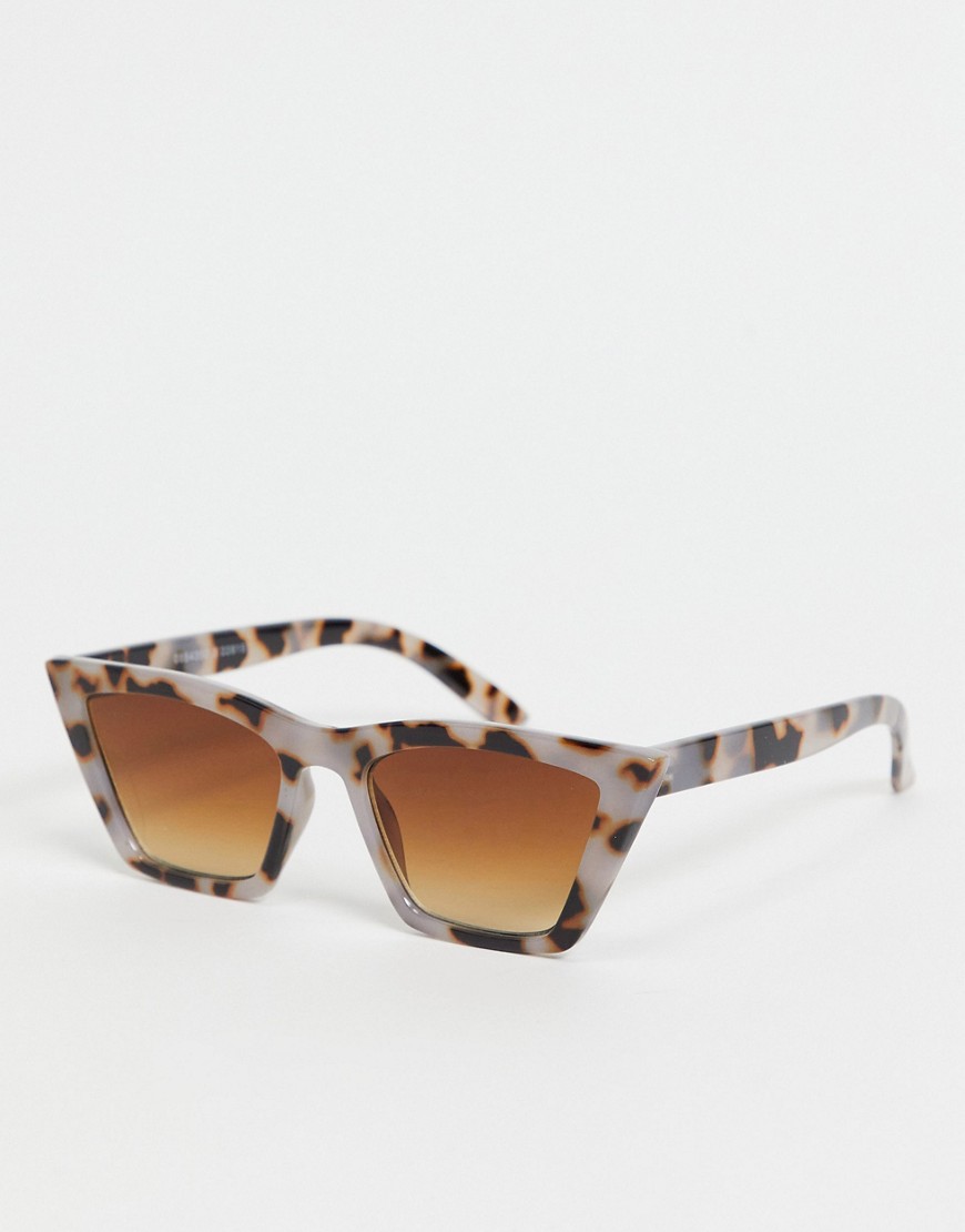 Monki – Stine – Grå spräckliga solglasögon i spetsig cateye-modell