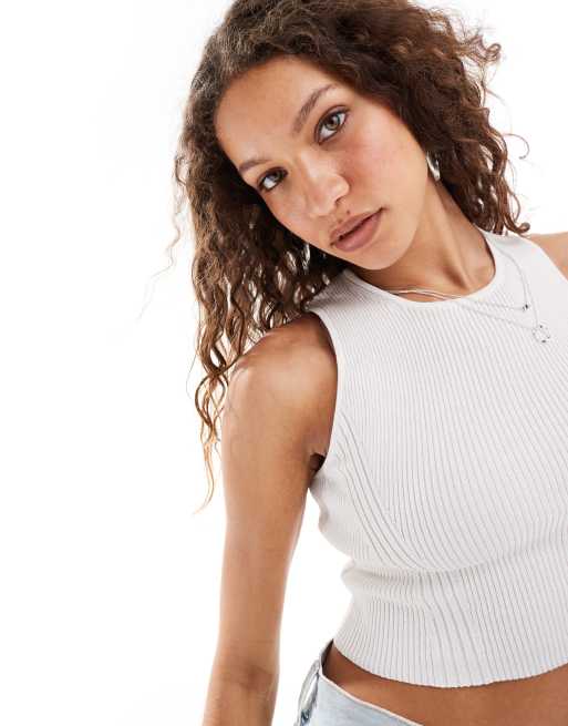 Monki – Strick-Trägertop in Weiß mit kurzem Schnitt und Rippenstruktur-Detail