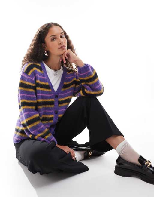 Monki – Strickjacke aus flauschigem Garn in Lila und Schwarz gestreift mit V-Ausschnitt
