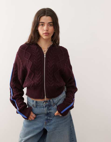 Monki – Strickjacke in Burgunderrot und Blau mit Kapuze, Zwei-Wege-Reißverschluss und Zopfmuster - view 1