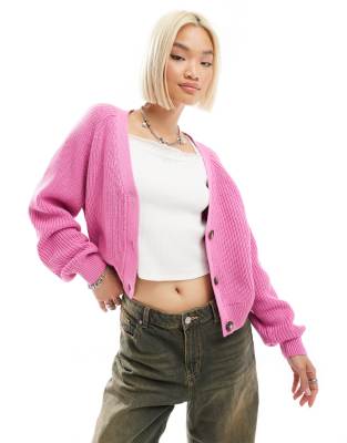 Monki - Strickjacke in Rosa mit Zopfmuster