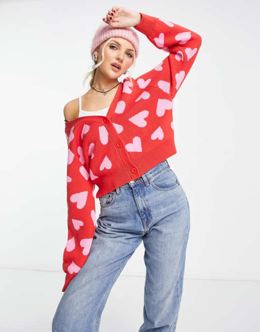 Monki – Strickjacke in Rot mit rosa Herzmuster