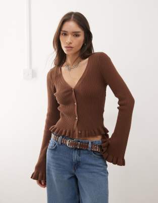 Monki - Strickjacke in Schokobraun mit ausgestellten Rüschenärmeln-Brown