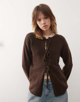 Monki - Strickjacke in Schokobraun mit Bindebändern-Brown