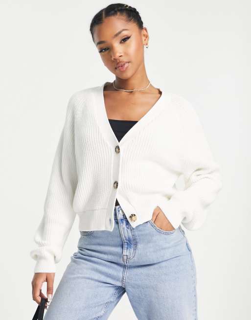 Monki – Strickjacke in Weiß mit Knopfleiste