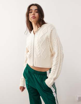 Monki - Strickjacke in Wollweiß mit Kapuze, Zwei-Wege-Reißverschluss und Zopfmuster