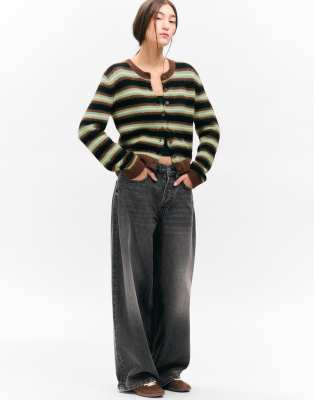 Monki - Strickjacke mit grünen Streifen und Knopfleiste