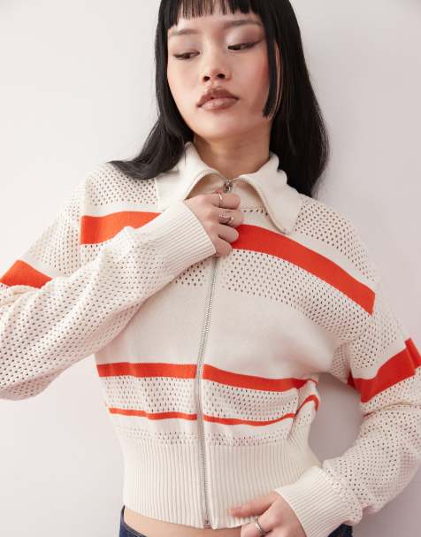 Monki – Strickjacke mit Streifen in Weiß und Rot und Reißverschluss - view 1