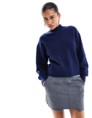 Monki - Strickpullover in Indigoblau mit Stehkragen