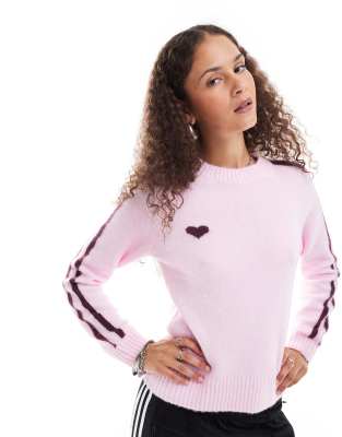 Monki - Strickpullover in Rosa mit Raglan-Ärmeln, und Jacquard-Kontraststreifen und Herz in Burgunderrot