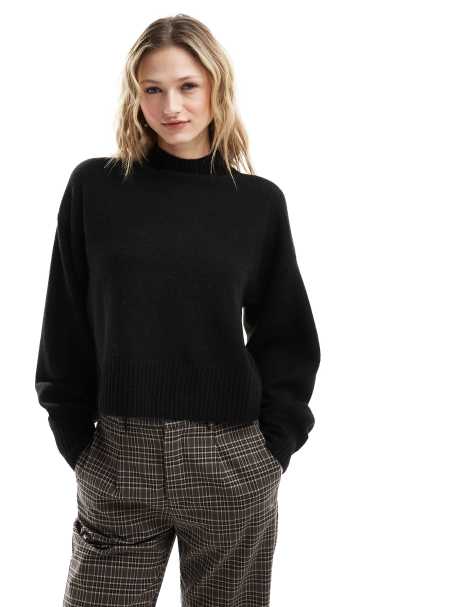 Monki – Strickpullover in Schwarz mit Stehkragen - view 1