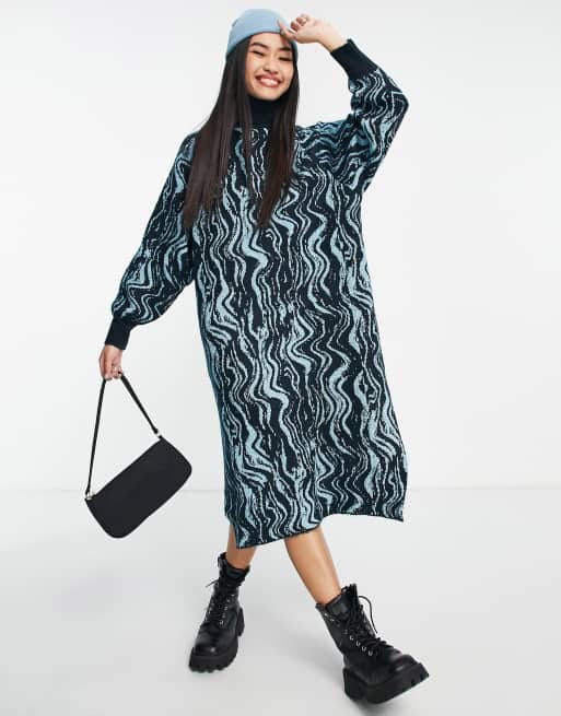 Monki - Strikket blå midikjole med rullekrave og hvirvelmønster i jacquard - MBLUE