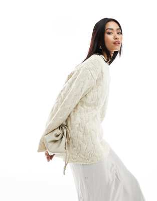 Monki - Strukturierter Strickpullover in meliertem Beige mit Rundhalsausschnitt-Neutral