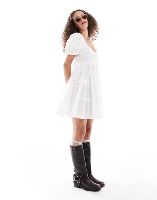 Monki – Strukturiertes Babydoll-Minikleid in Weiß mit Puffärmeln und Stufensaum