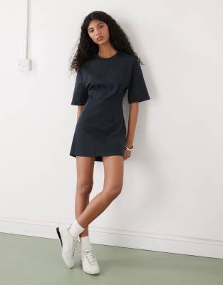 Monki - Strukturiertes, kurzes T-Shirt-Kleid in Schwarz mit geraffter Taille