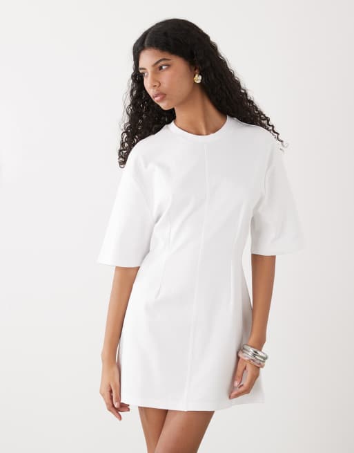 Monki – Strukturiertes, kurzes T-Shirt-Kleid in Weiß mit geraffter Taille, 2 von 4