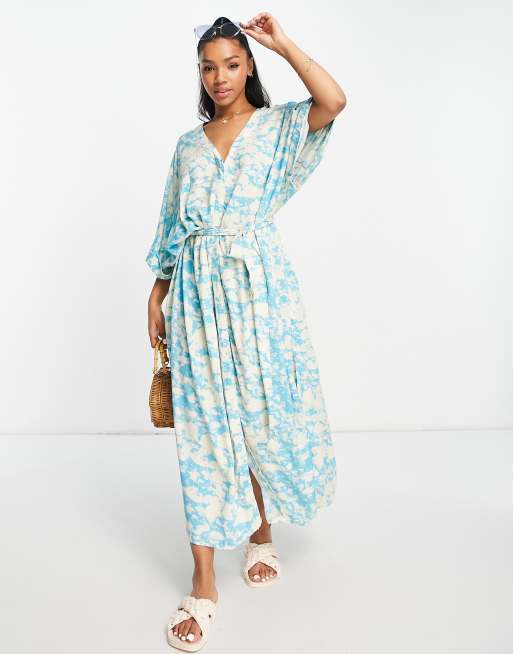 Monki – Sukienka midi oversize w abstrakcyjny wzór z kimonowymi rękawami i rozcięciem z przodu