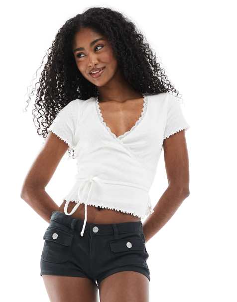 Monki – Superknapp sitzende Shorts in Schwarz mit Taschendetail - view 1