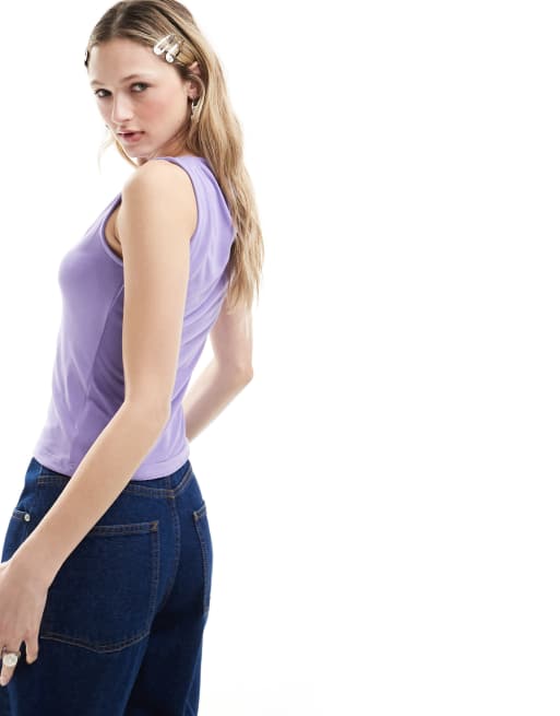 Monki – Superweiches Tanktop in dunklem Flieder mit U-Boot-Ausschnitt