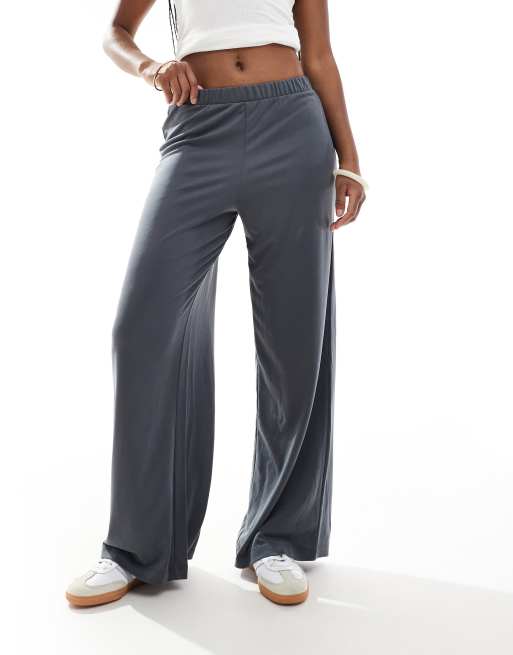 Monki - Superzachte jersey broek met wijde pijpen en lage taille in donkergrijs