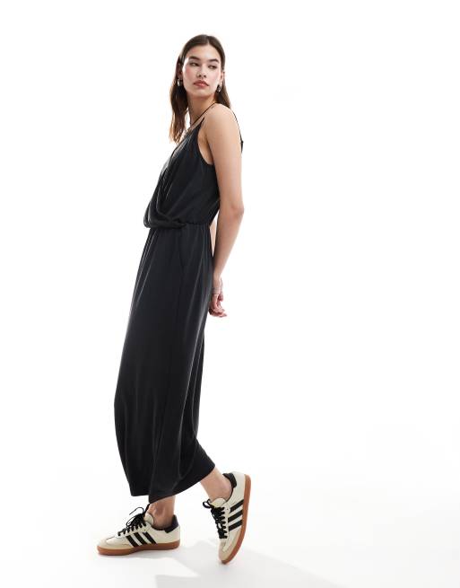 Monki – Svart, draperad jumpsuit med omlottdesign framtill, vida ben och smala axelband, 2 av 4