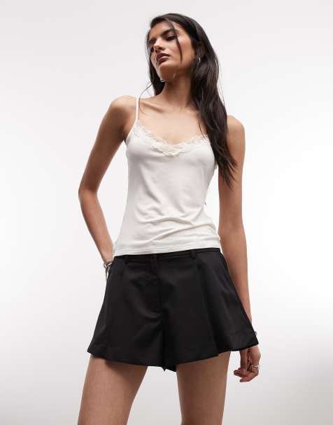 Monki – Svarta, figursydda shorts med veck - view 1