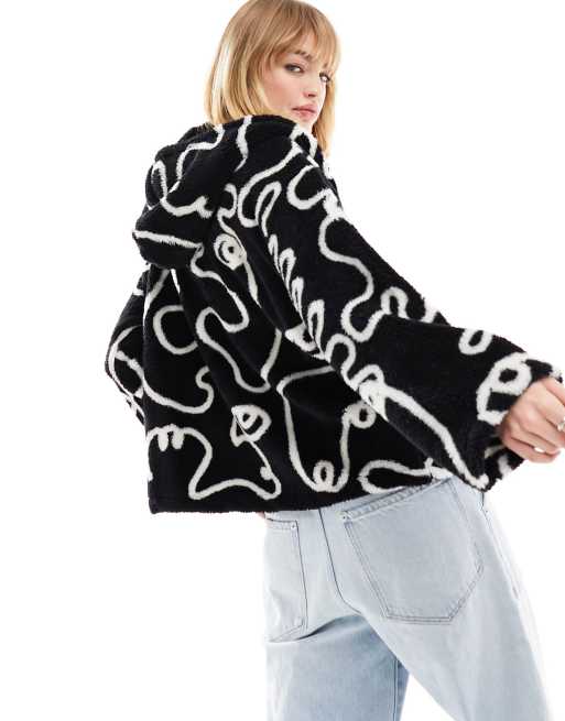 Monki – Svartvit, klottermönstrad sweatshirt i oversize med huva och dragkedja framtill, 2 av 4