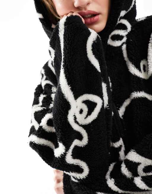 Monki – Svartvit, klottermönstrad sweatshirt i oversize med huva och dragkedja framtill, 3 av 4