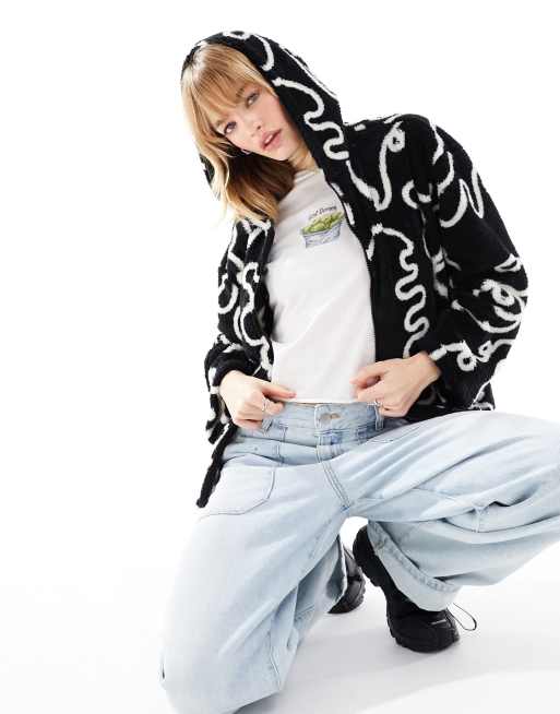Monki – Svartvit, klottermönstrad sweatshirt i oversize med huva och dragkedja framtill, 4 av 4