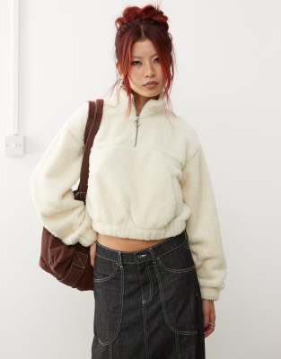 Thumbnail - Monki - Sweatshirt aus Teddy-Fleece in gebrochenem Weiß mit Paspelierung in Minzgrün
