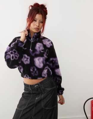 Monki - Sweatshirt aus Teddy-Fleece in Schwarz mit halblangem Reißverschluss und Blumenmuster