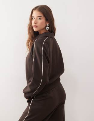 Monki - Sweatshirt in dunklem Schokobraun mit kurzem Reißverschluss und beiger Paspelierung, Kombiteil-Brown
