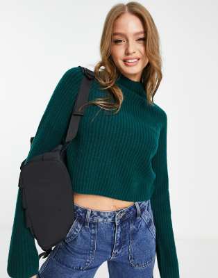 Monki – Sweter z prążkowanej dzianiny w kolorze leśnej zieleni