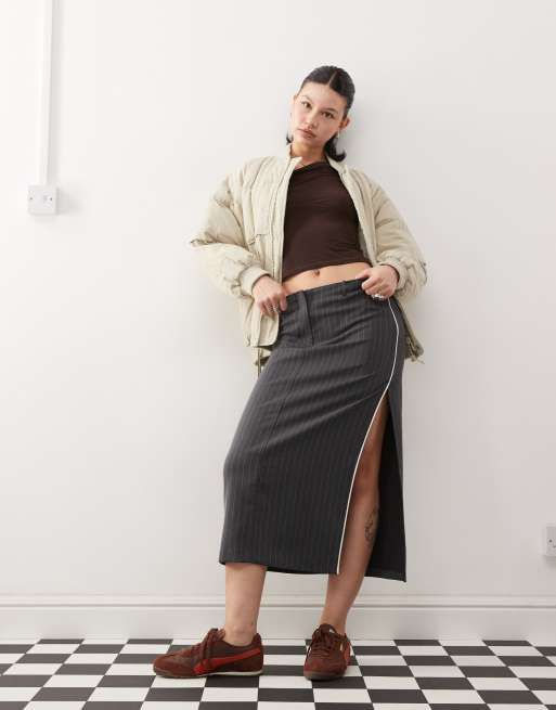 Monki – Szara spódnica maxi z rozcięciem z boku w prążki, 2 z 5