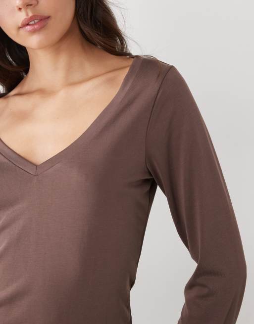 Monki – Szarobrązowy miękki w dotyku top z dekoltem w szpic, 3 z 4