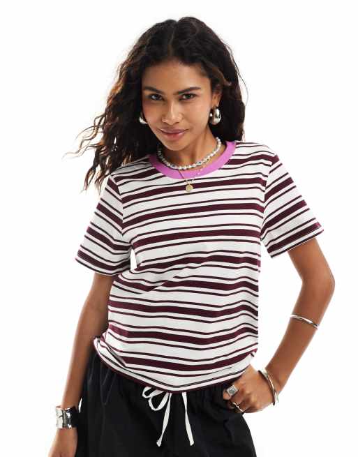 Monki - T-shirt à manches courtes rayé avec col rose contrastant - Bordeaux
