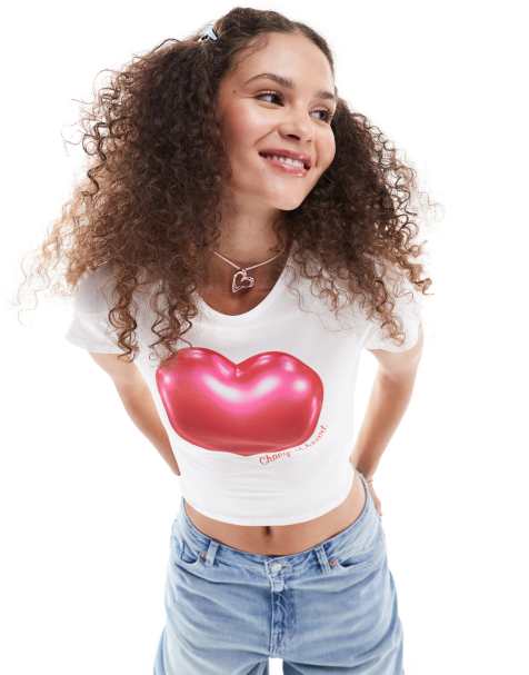 Monki - T-shirt corta a maniche corte bianca con stampa di cuore rosa - view 1