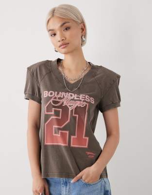 Monki - T-Shirt in dunklem Schokobraun mit Puffärmeln und College-Prints-Brown