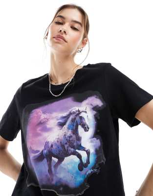 Monki - T-Shirt in Schwarz mit Wildpferd-Print auf der Vorderseite-Bunt